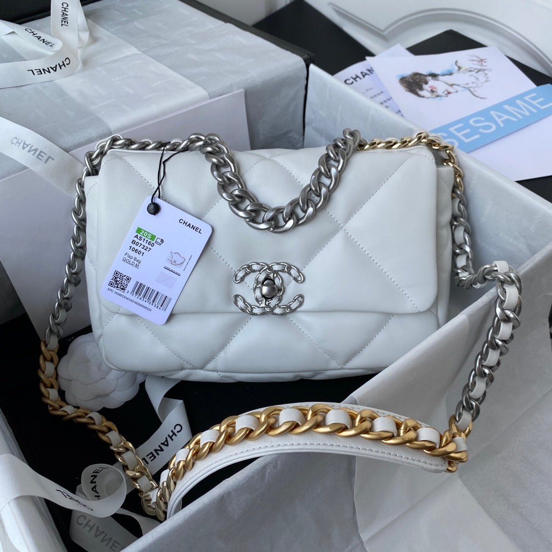 {Style No: 26AOGYCP} CC MEDIUM 26 FLAP BAG IN WHITE LAMBSKIN