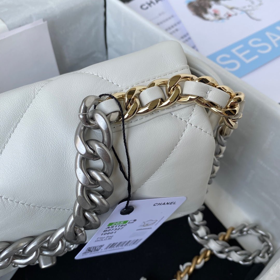 {Style No: 26AOGYCP} CC MEDIUM 26 FLAP BAG IN WHITE LAMBSKIN - Image 4