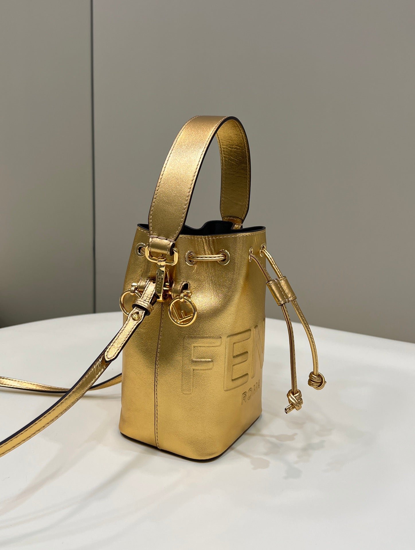 {Style No: 4HQ6AFBX} MON TRESOR 18 IN GOLD METALLIC CALFSKIN - Image 4