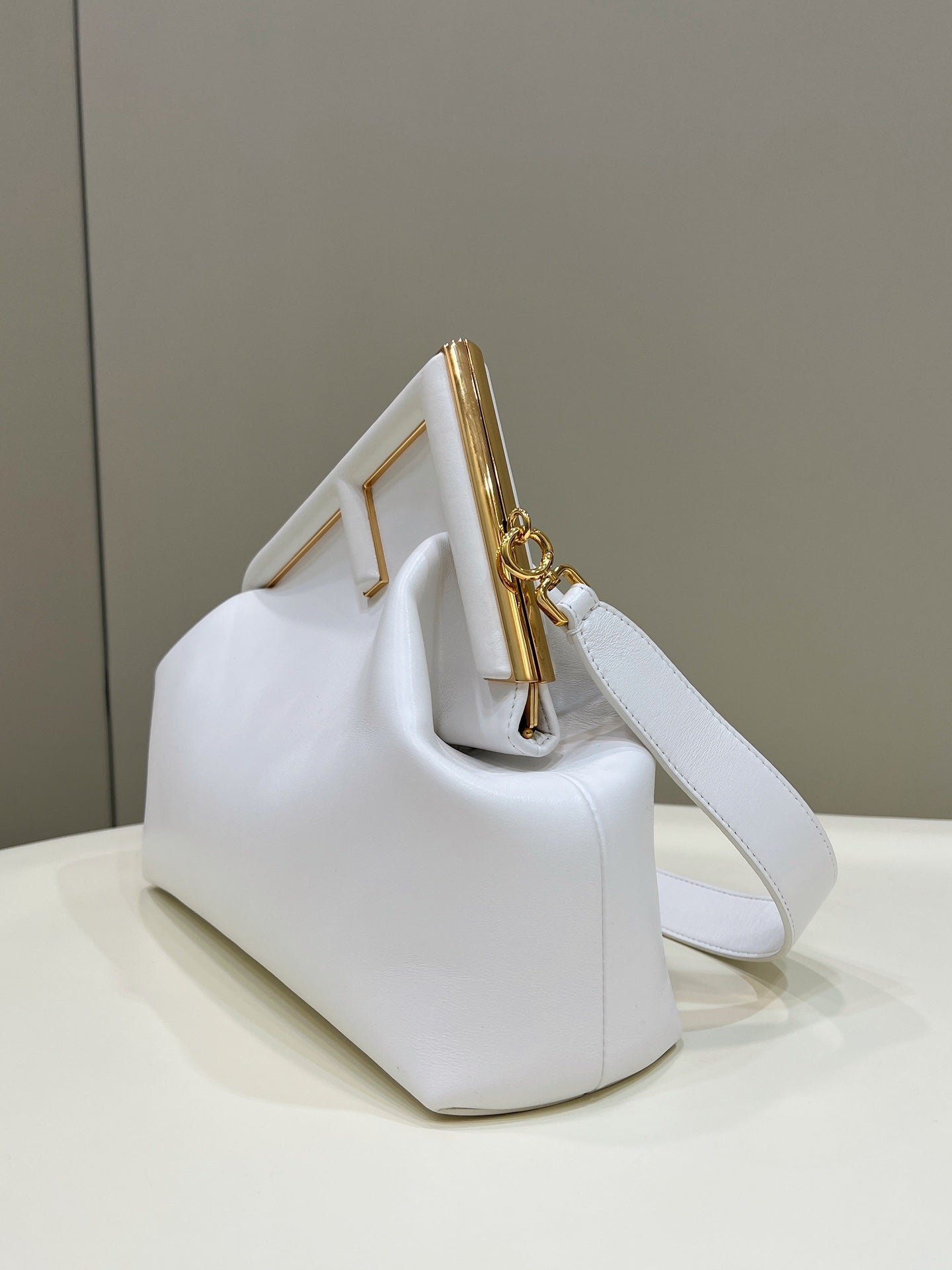 {Style No: FTSXRHZY} FENDI FIRST SMALL 32 IN WHITE NAPPA LEATHER BAG GOLD HARDWARE - Image 4