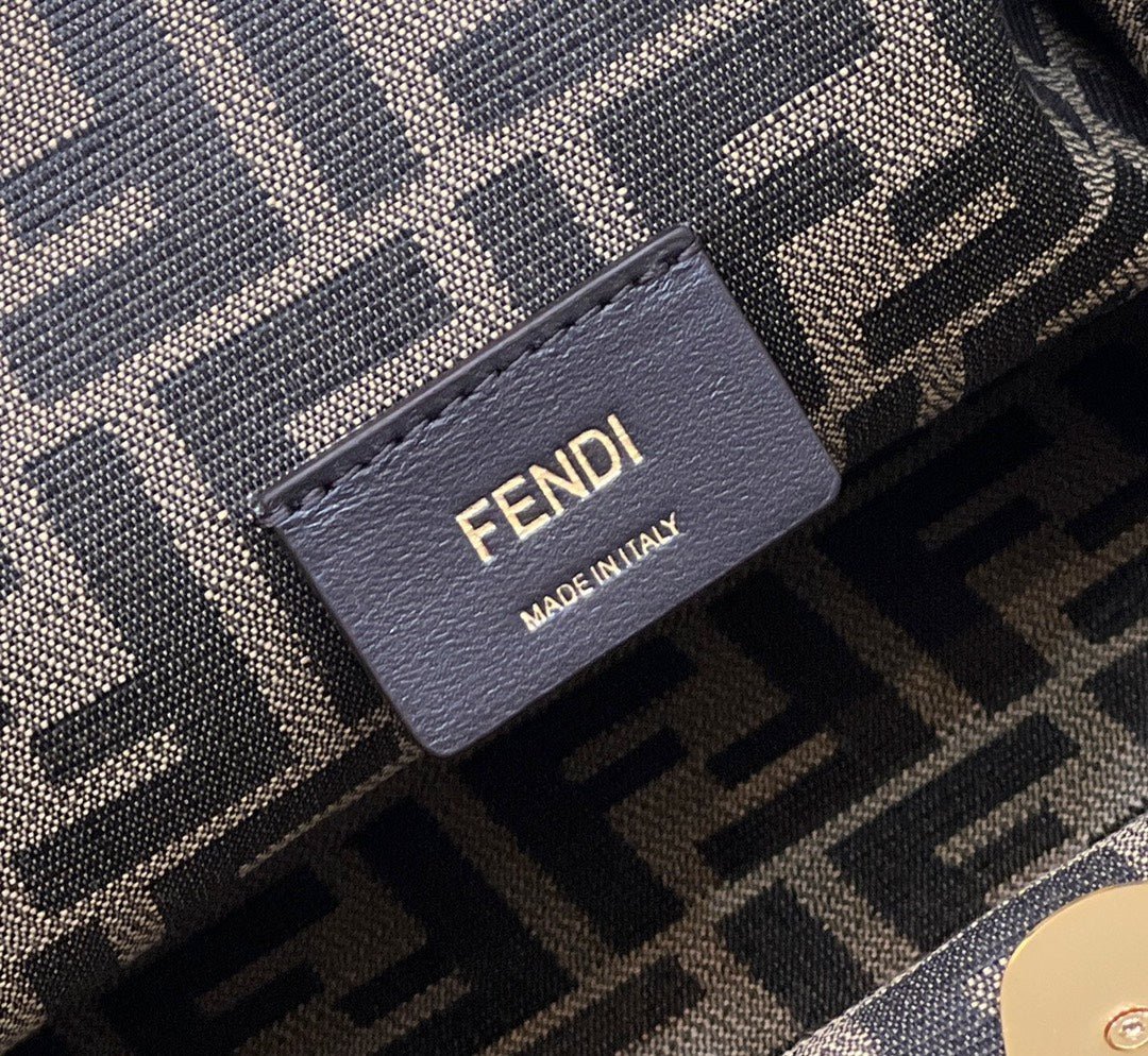 {Style No: FTSXRHZY} FENDI FIRST SMALL 32 IN WHITE NAPPA LEATHER BAG GOLD HARDWARE - Image 6