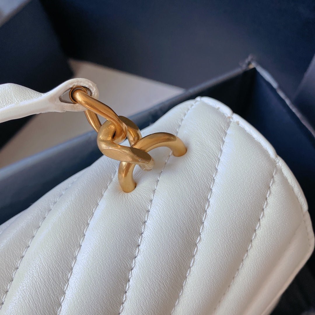 {Style No: MCWVDLCU} COLLEGE MEDIUM 24 IN WHITE LAMBSKIN GOLD HARDWARE - Image 5