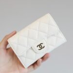{Style No: 5GHFNBP6} CC FLAP CARD HOLDER 11.3 WHITE GRAINED CALFSKIN GOLD ICON