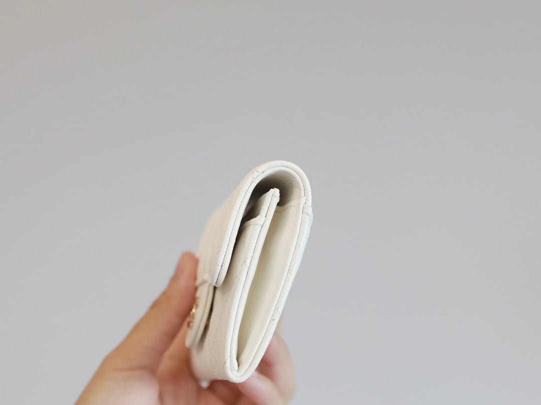 {Style No: 5GHFNBP6} CC FLAP CARD HOLDER 11.3 WHITE GRAINED CALFSKIN GOLD ICON - Image 9