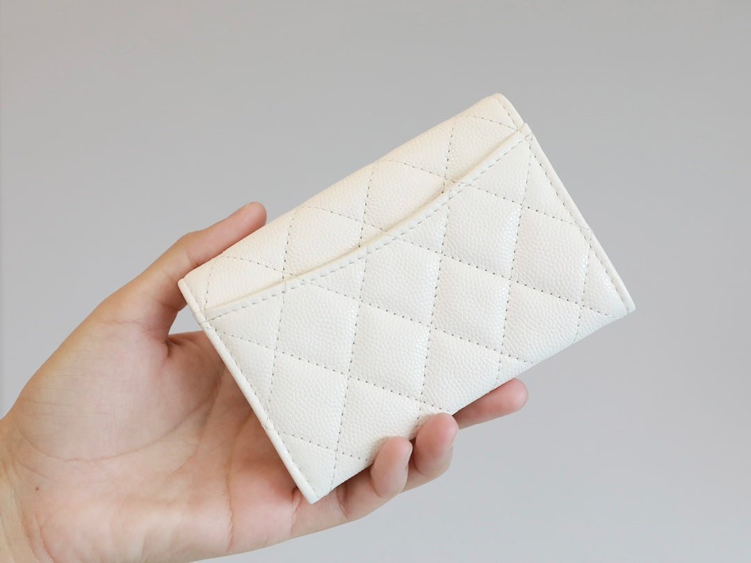 {Style No: 5GHFNBP6} CC FLAP CARD HOLDER 11.3 WHITE GRAINED CALFSKIN GOLD ICON - Image 4