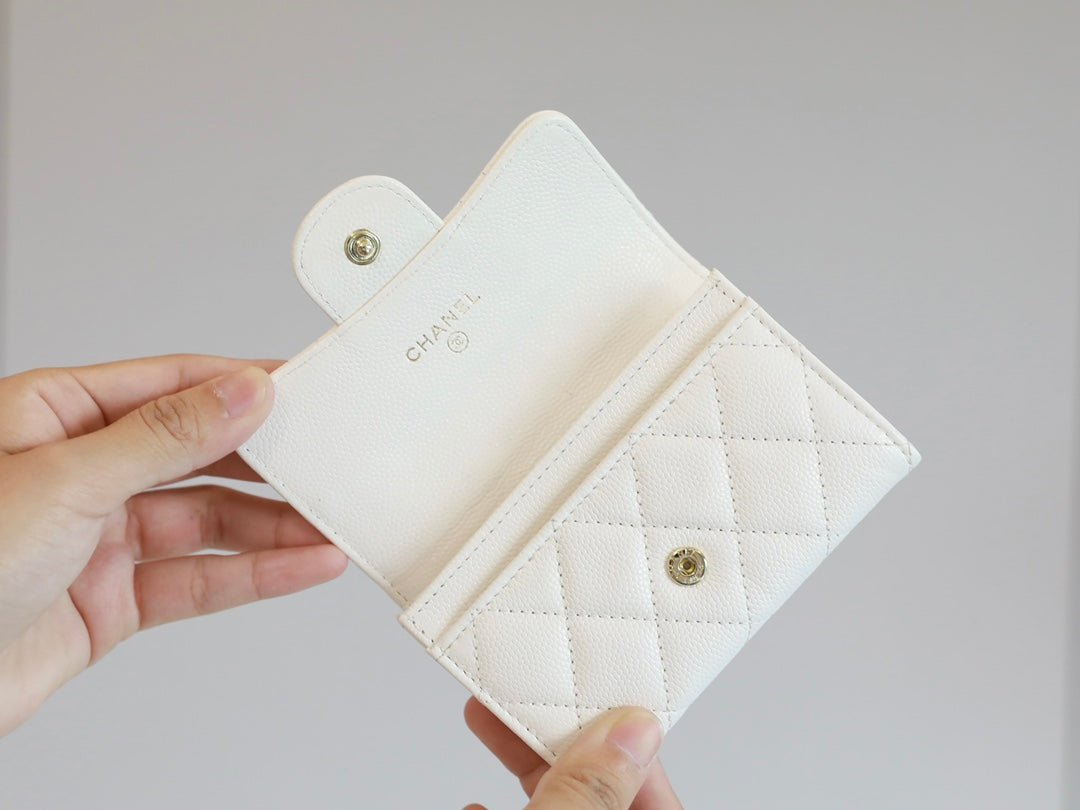 {Style No: 5GHFNBP6} CC FLAP CARD HOLDER 11.3 WHITE GRAINED CALFSKIN GOLD ICON - Image 3