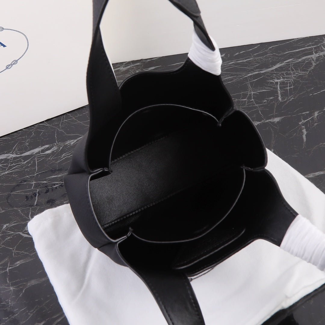 {Style No: 8CI3N5XP} PRA 18 DYNAMIQUE LOGO TOTE BAG IN BLACK CALFSKIN - Image 8