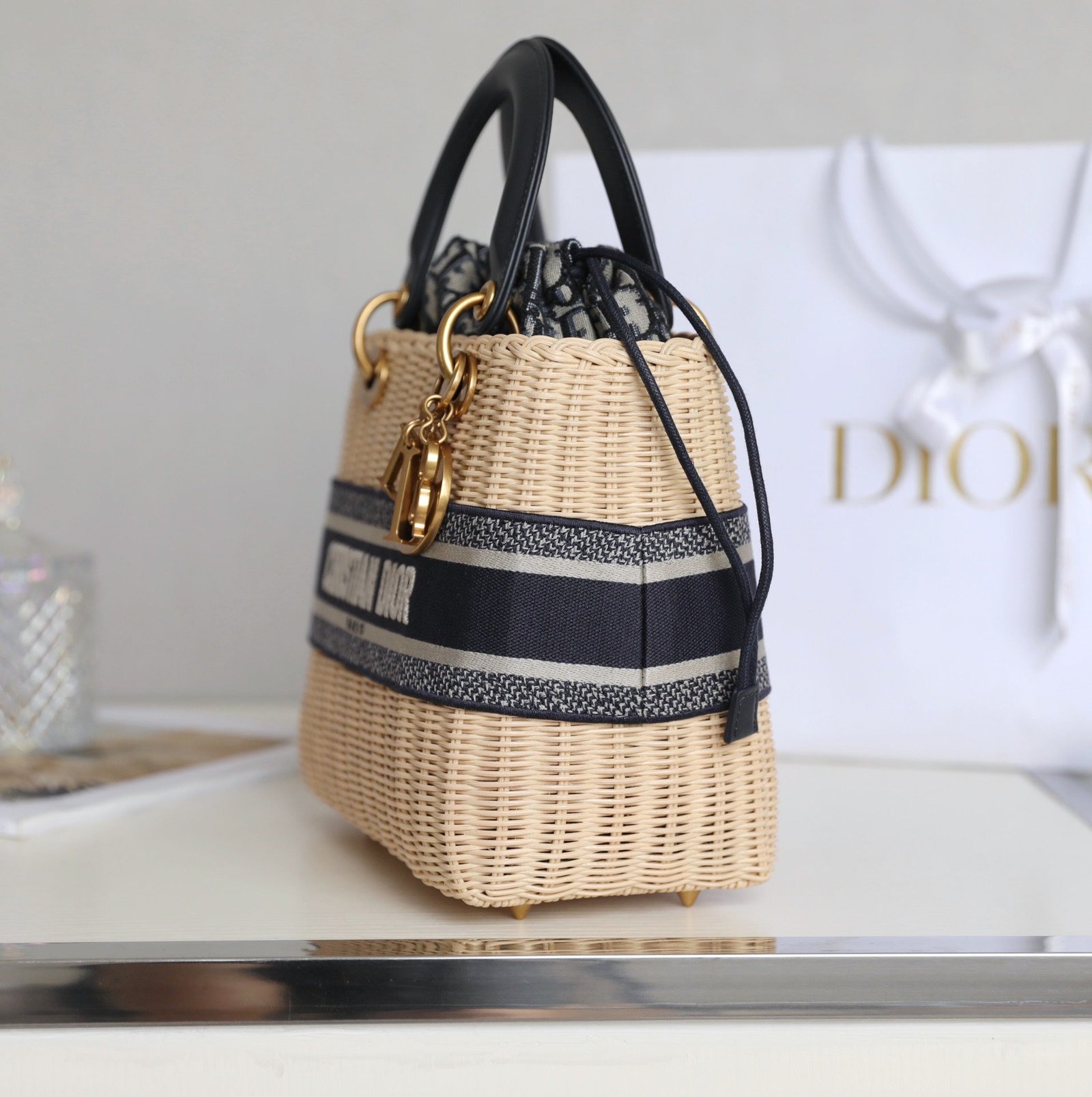 {Style No: HQ78K6WJ} LADY 24 BASKET BAG IN BLACK OBLIQUE JACQUARD MIX BEIGE WICKER - Image 4