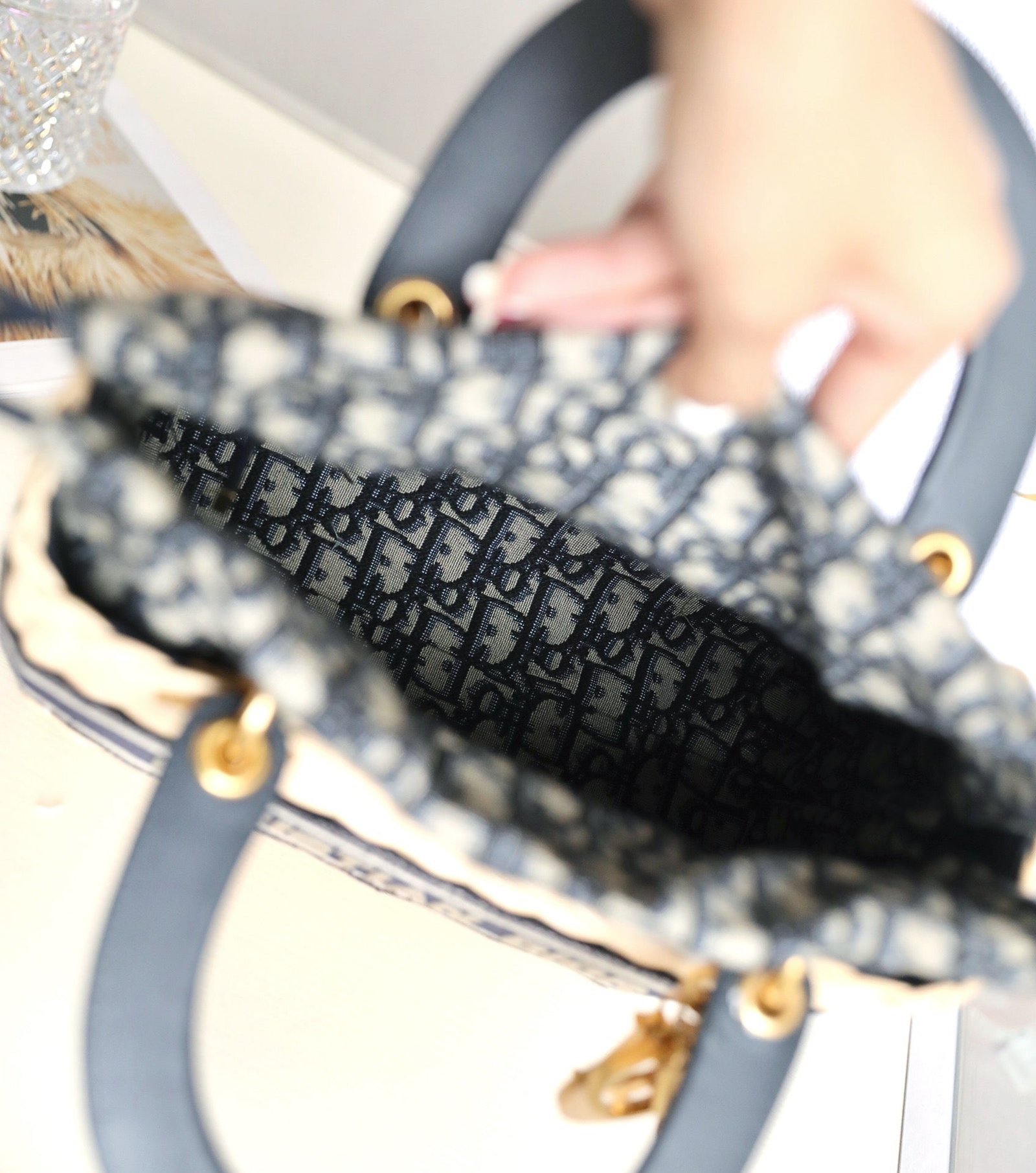 {Style No: HQ78K6WJ} LADY 24 BASKET BAG IN BLACK OBLIQUE JACQUARD MIX BEIGE WICKER - Image 6