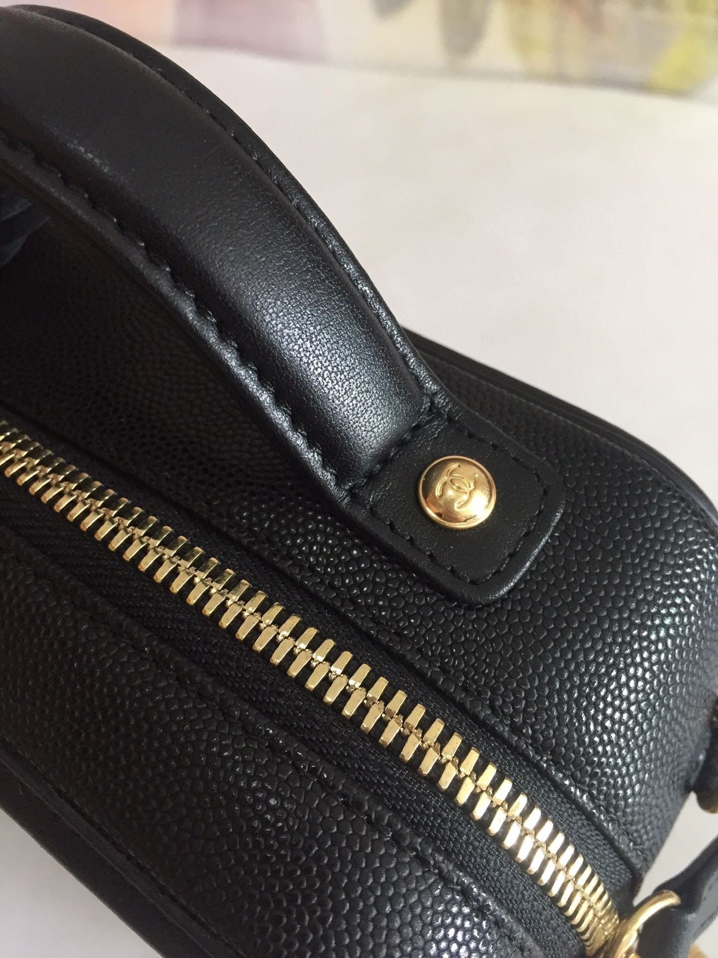 {Style No: 9MRGZ14B} CC MINI 17 VANITY CASE IN BLACK CALFSKIN GOLD HARDWARE - Image 4