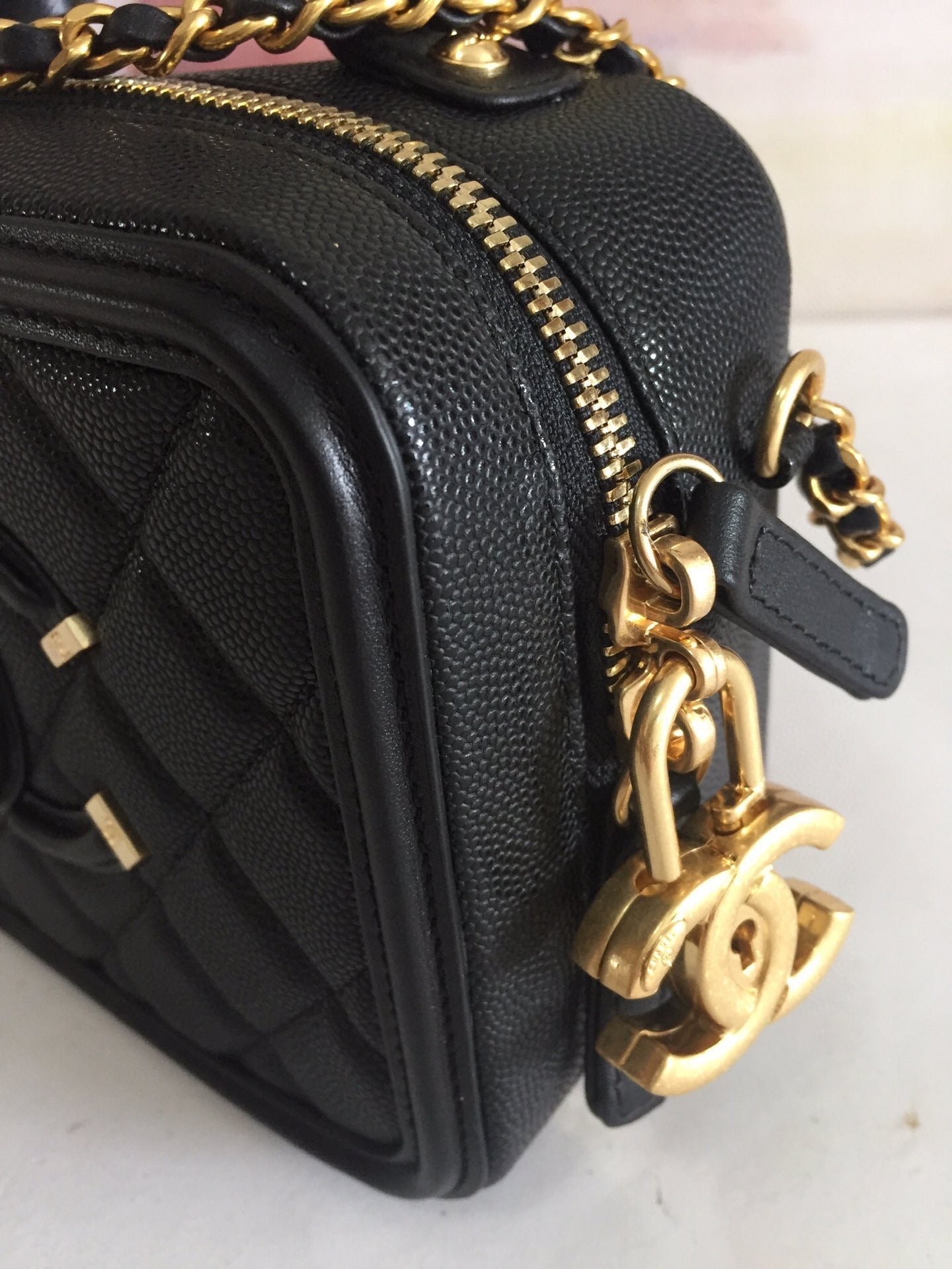 {Style No: 9MRGZ14B} CC MINI 17 VANITY CASE IN BLACK CALFSKIN GOLD HARDWARE - Image 6