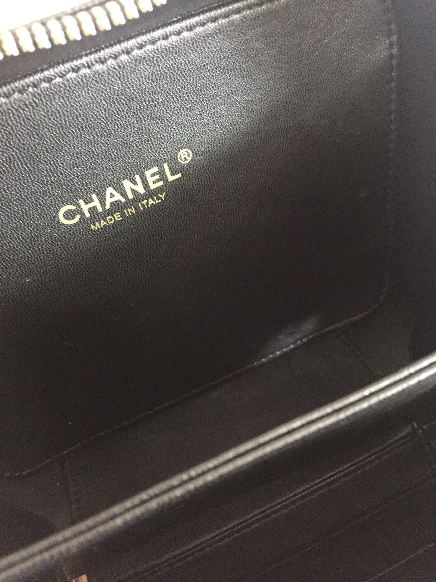 {Style No: 9MRGZ14B} CC MINI 17 VANITY CASE IN BLACK CALFSKIN GOLD HARDWARE - Image 5