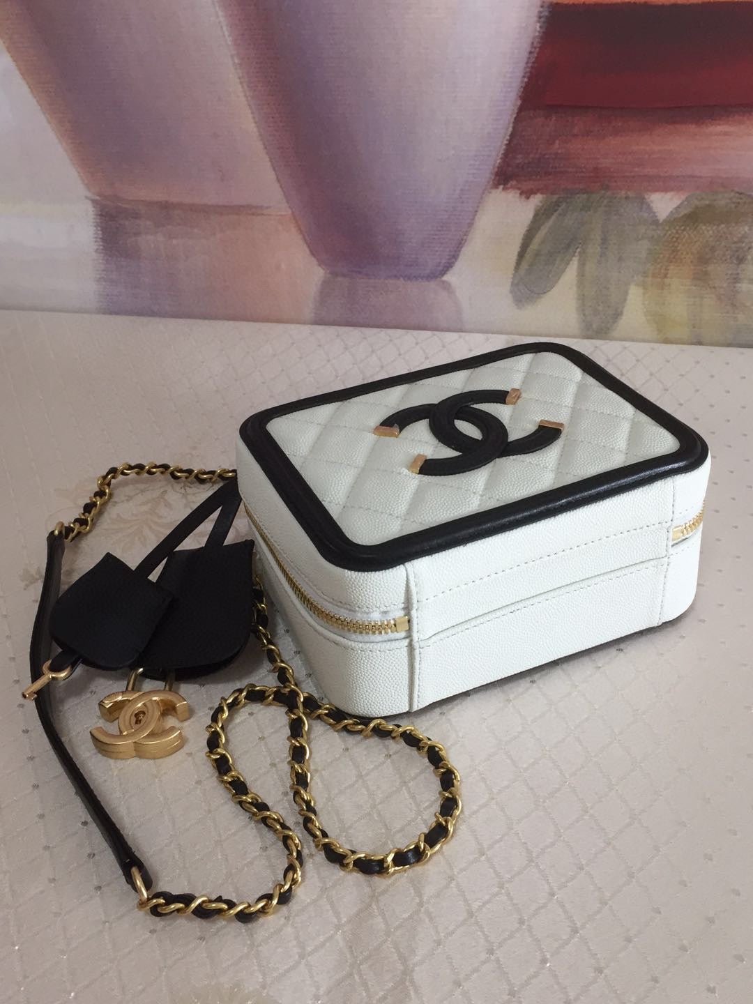 {Style No: GFJVQEOH} CC MINI 17 VANITY CASE IN BLACK MIX WHITE CALFSKIN GOLD HARDWARE - Image 3