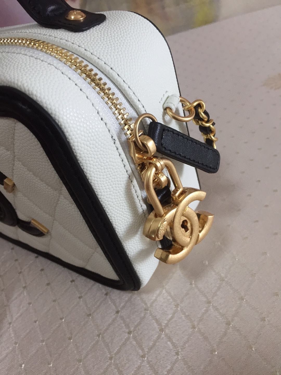 {Style No: GFJVQEOH} CC MINI 17 VANITY CASE IN BLACK MIX WHITE CALFSKIN GOLD HARDWARE - Image 6