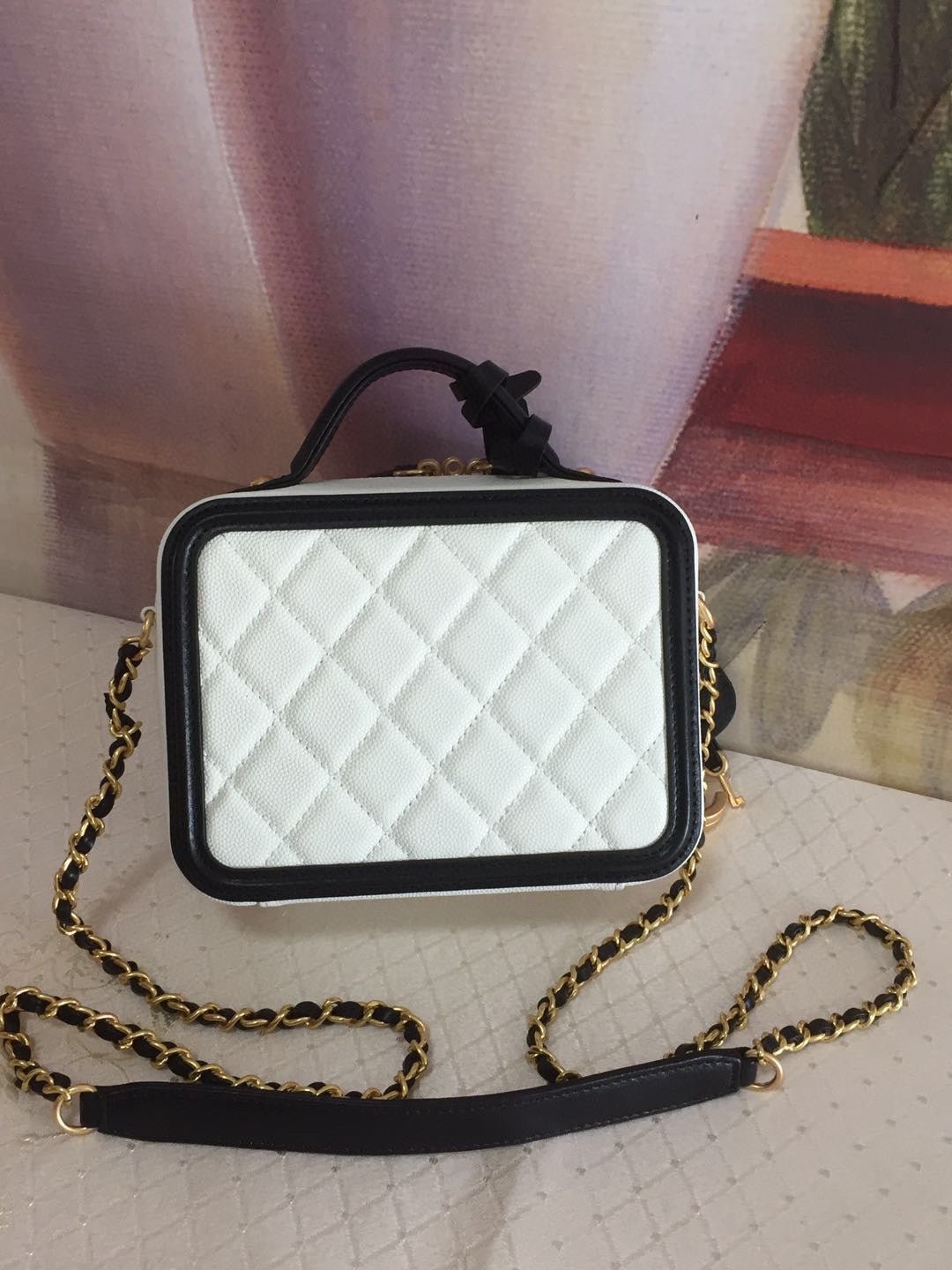 {Style No: GFJVQEOH} CC MINI 17 VANITY CASE IN BLACK MIX WHITE CALFSKIN GOLD HARDWARE - Image 2