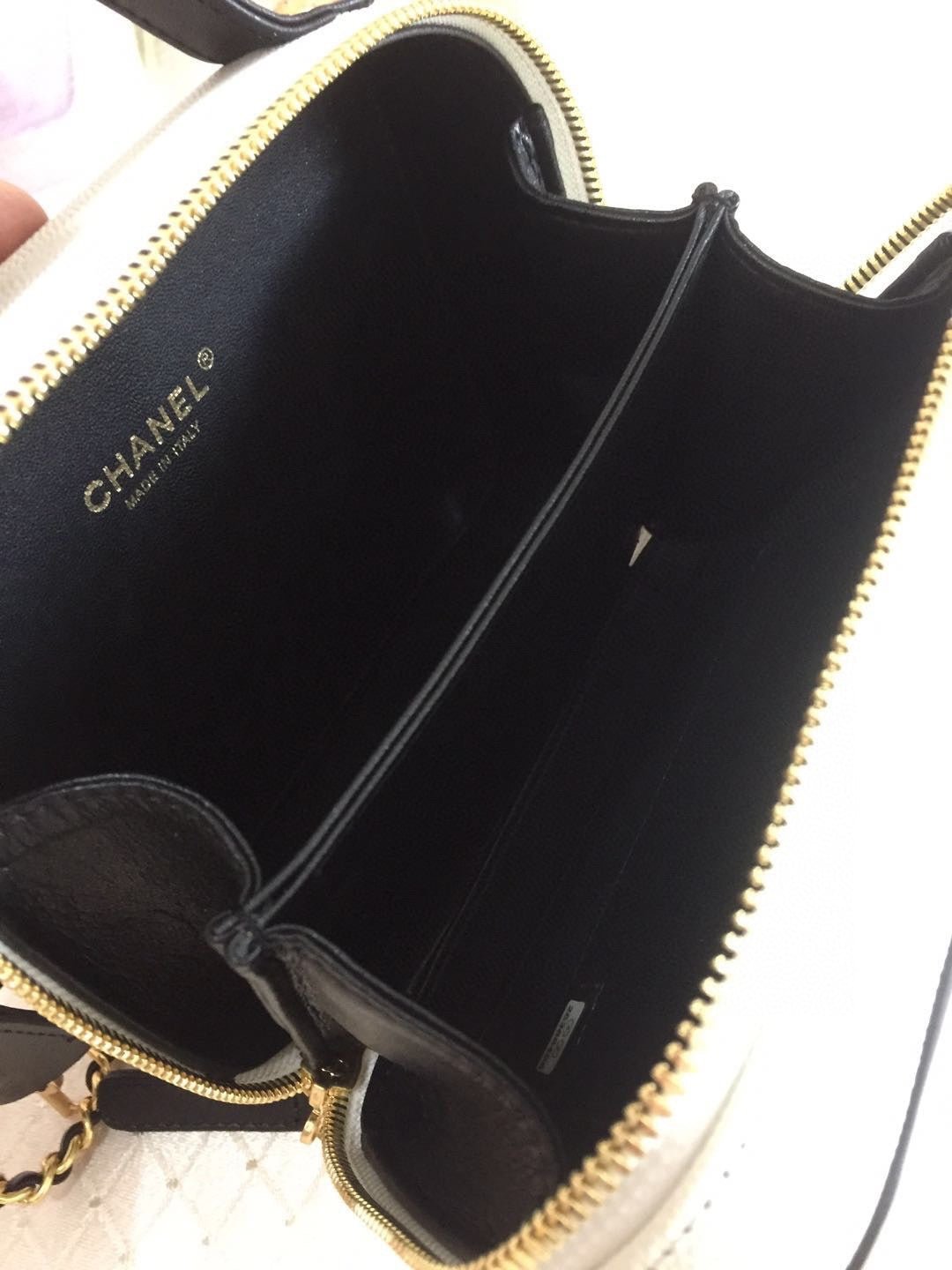 {Style No: GFJVQEOH} CC MINI 17 VANITY CASE IN BLACK MIX WHITE CALFSKIN GOLD HARDWARE - Image 8