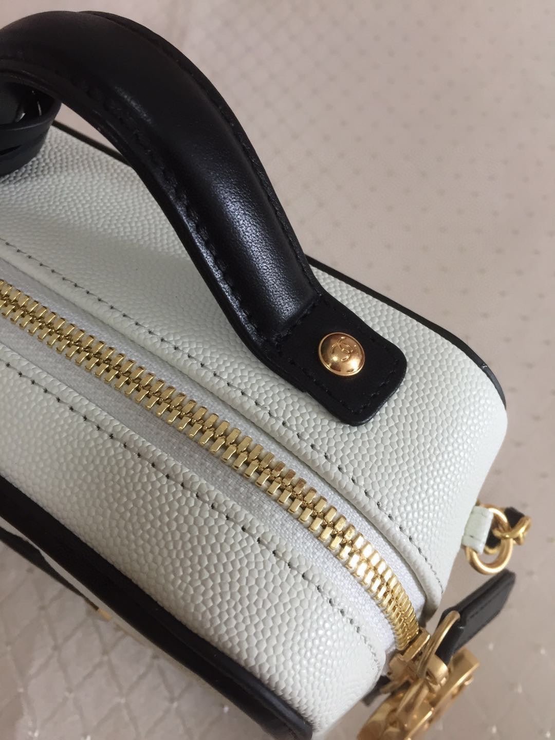 {Style No: GFJVQEOH} CC MINI 17 VANITY CASE IN BLACK MIX WHITE CALFSKIN GOLD HARDWARE - Image 5