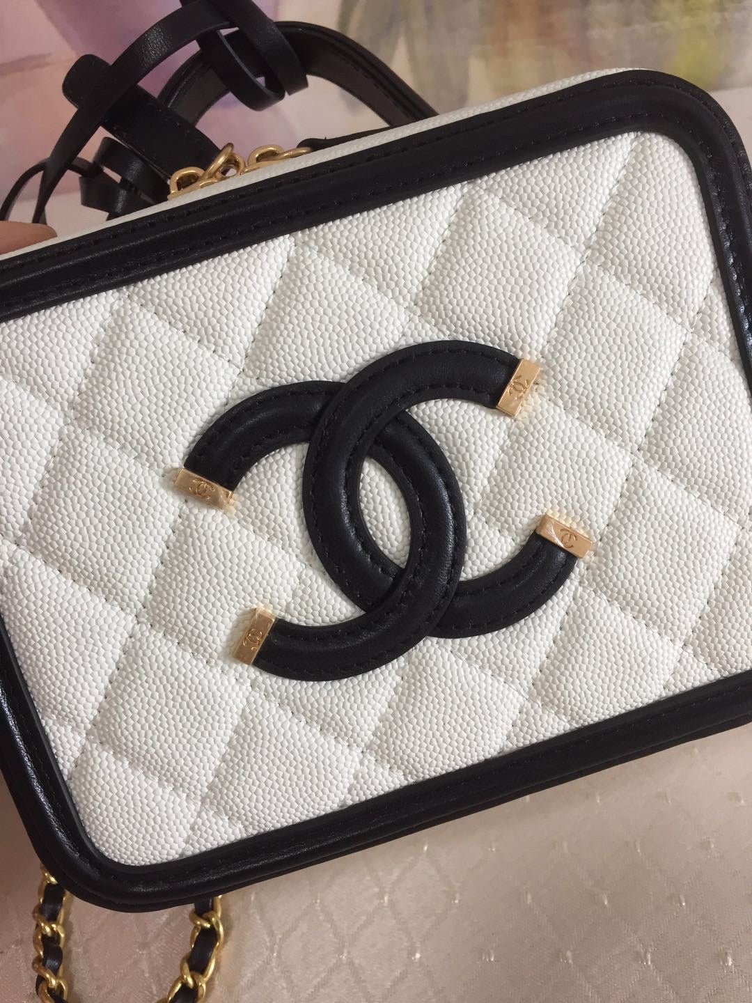 {Style No: GFJVQEOH} CC MINI 17 VANITY CASE IN BLACK MIX WHITE CALFSKIN GOLD HARDWARE - Image 4