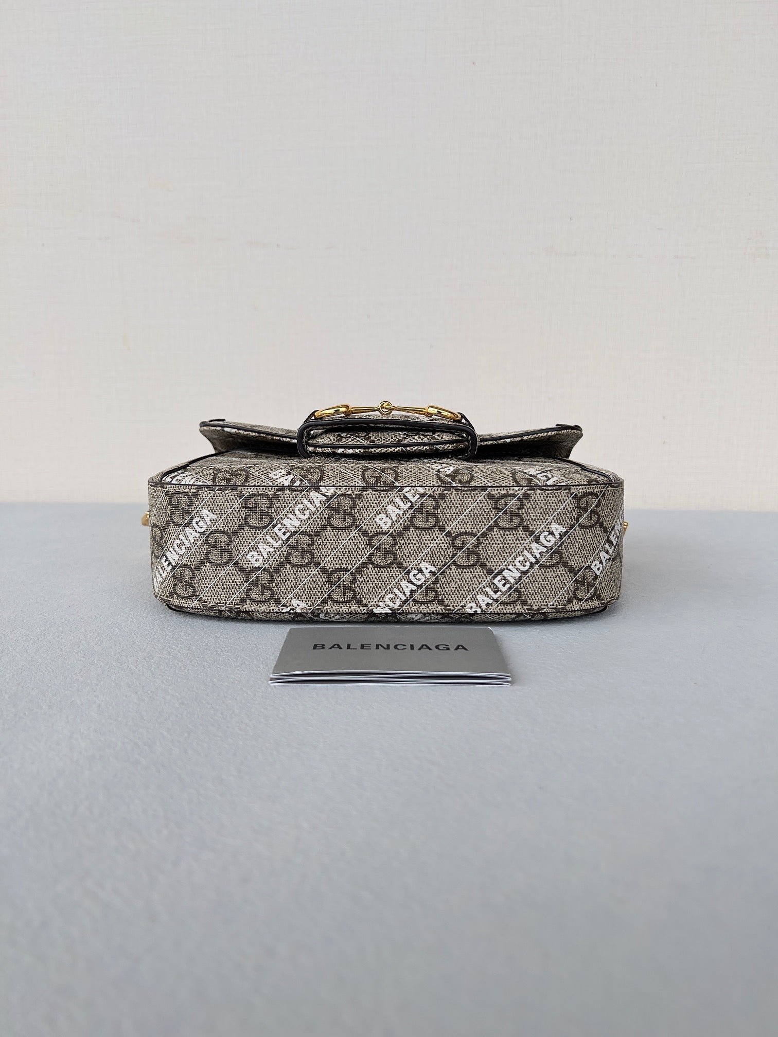 {Style No: EV7RZMF5} GG MINI 25 PRINTED SADDLE BAG IN EICRU BEIGE CANVAS - Image 4