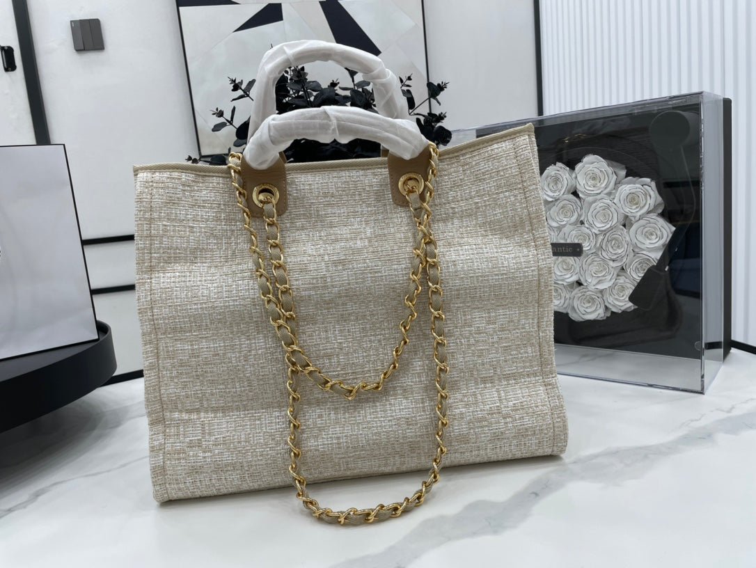 {Style No: GGAENAH6} CC DEAUVILLE LARGE 38 TOTE BAG IN BEIGE CANVAS GOLD HARDWARE - Image 2