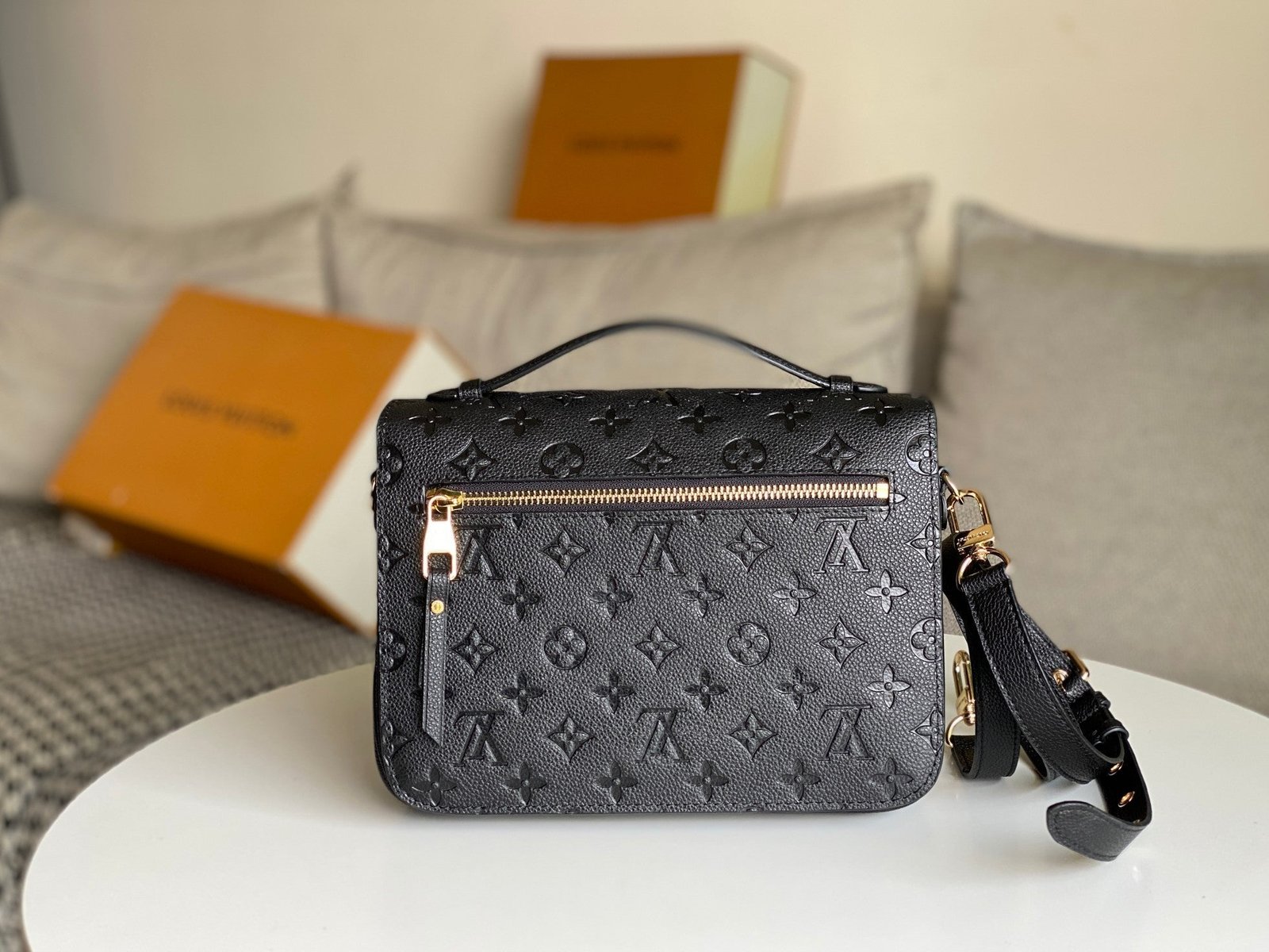 {Style No: FHWMTDYE} LV 25S POCHETTE METIS 25 IN BLACK MONOGRAM COATED CANVAS GOLD HARDWARE - Image 2
