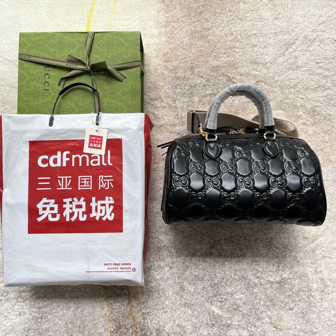 {Style No: 7GUOLPC8} MATELASSÉ TOP HANDLE BAG 31 IN BLACK EMBOSSED CALFSKIN GOLD HARDWARE