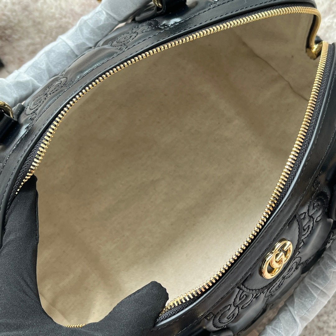 {Style No: 7GUOLPC8} MATELASSÉ TOP HANDLE BAG 31 IN BLACK EMBOSSED CALFSKIN GOLD HARDWARE - Image 3