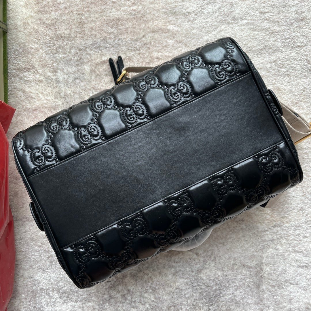 {Style No: 7GUOLPC8} MATELASSÉ TOP HANDLE BAG 31 IN BLACK EMBOSSED CALFSKIN GOLD HARDWARE - Image 4