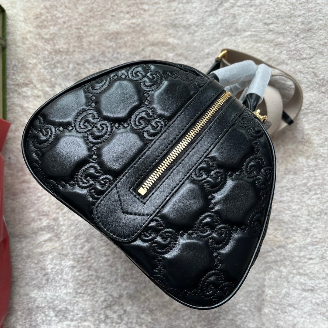 {Style No: 7GUOLPC8} MATELASSÉ TOP HANDLE BAG 31 IN BLACK EMBOSSED CALFSKIN GOLD HARDWARE - Image 9