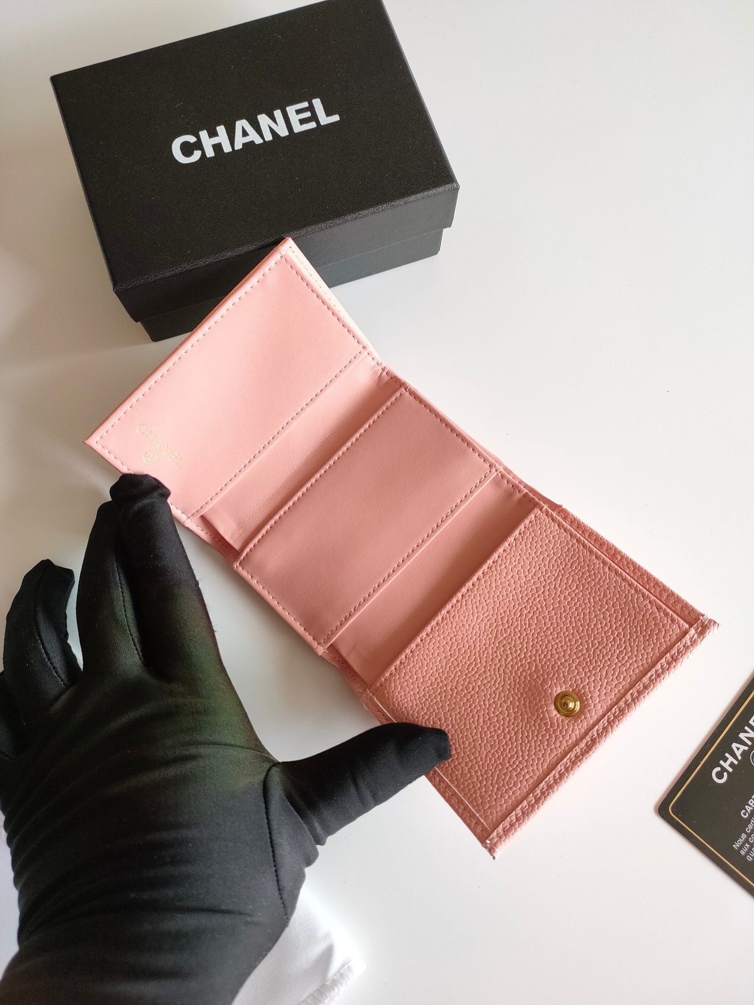 {Style No: VLYGYF4K} CC TRIFOLD PURSE 12 PEACH GRAINED CALFSKIN GOLD ICON - Image 4
