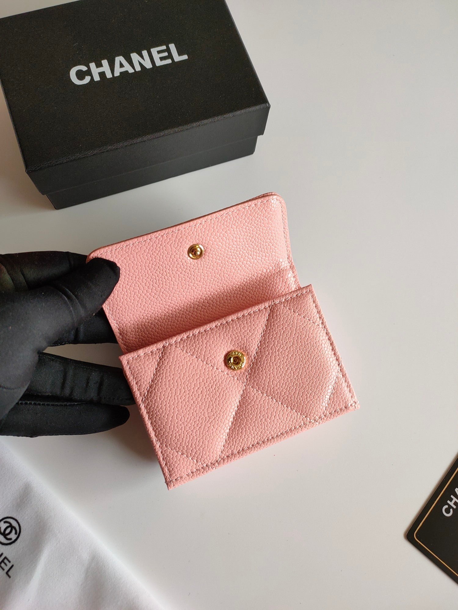{Style No: VLYGYF4K} CC TRIFOLD PURSE 12 PEACH GRAINED CALFSKIN GOLD ICON - Image 3