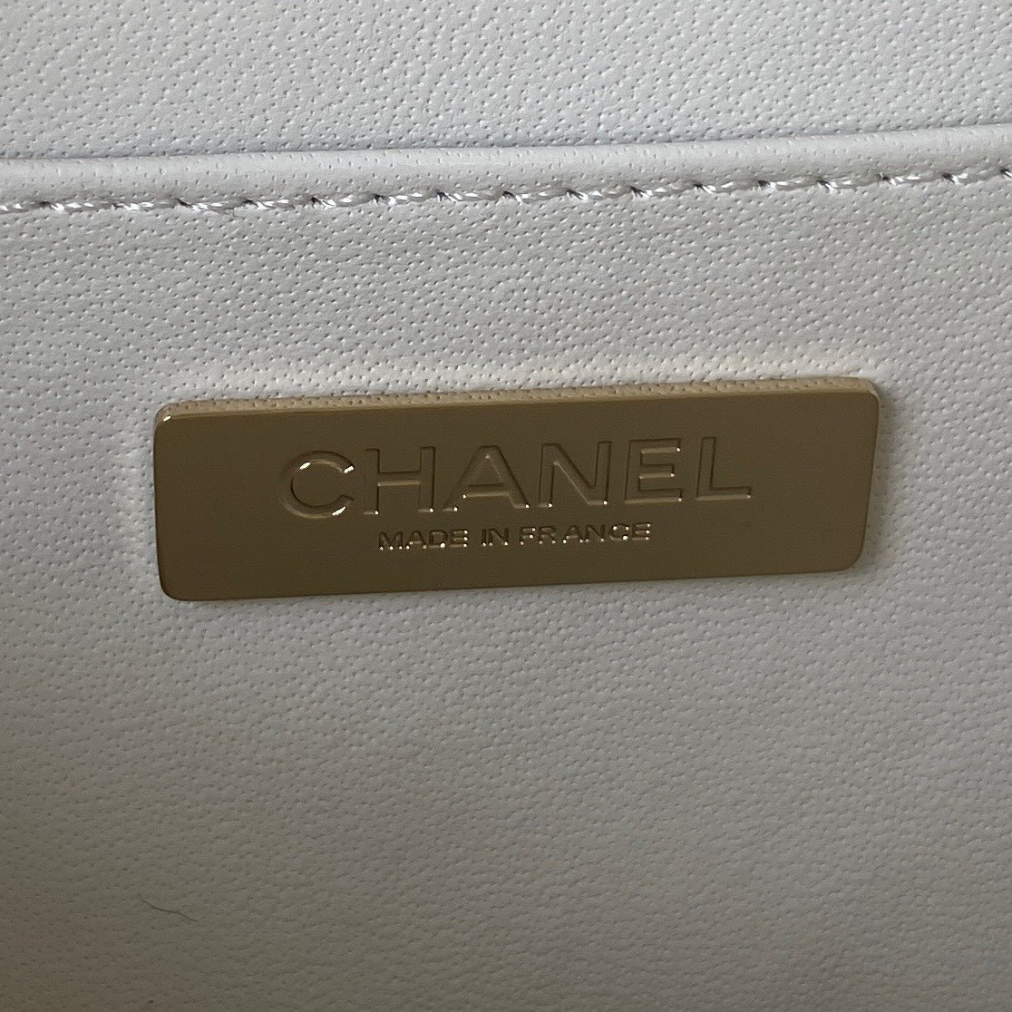 {Style No: H9CFVAQ7} CC MINI 15 BOX BAG IN WHITE CALFSKIN GOLD HARDWARE - Image 4