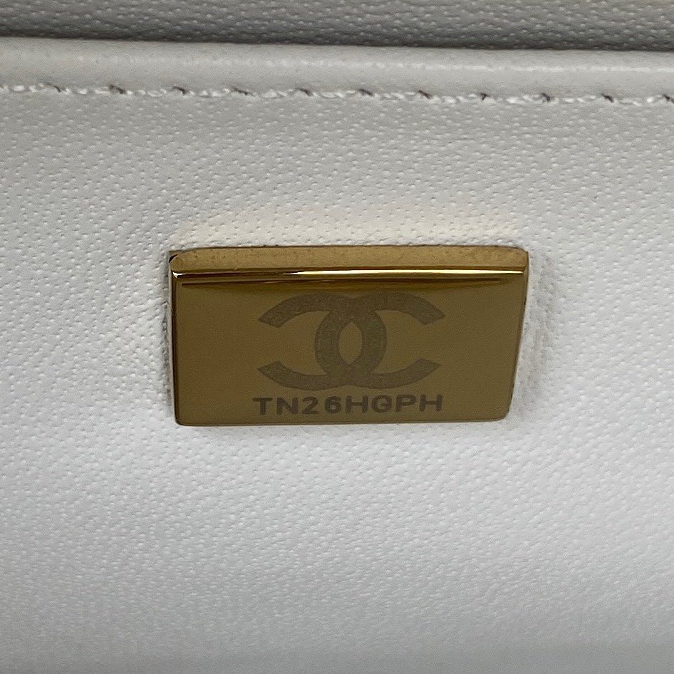 {Style No: H9CFVAQ7} CC MINI 15 BOX BAG IN WHITE CALFSKIN GOLD HARDWARE - Image 5