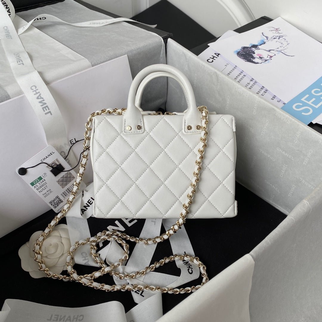 {Style No: H9CFVAQ7} CC MINI 15 BOX BAG IN WHITE CALFSKIN GOLD HARDWARE - Image 2