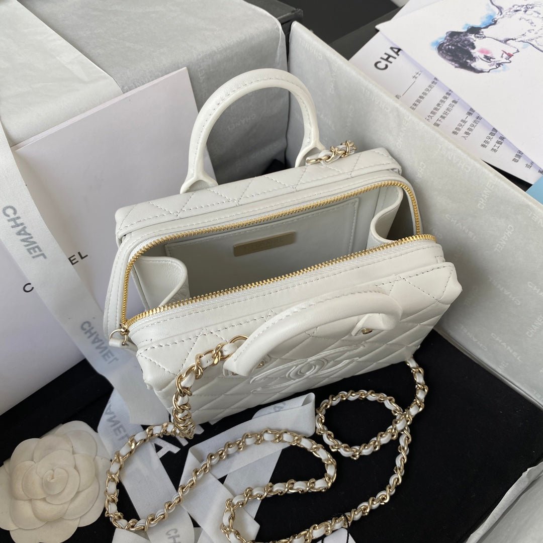 {Style No: H9CFVAQ7} CC MINI 15 BOX BAG IN WHITE CALFSKIN GOLD HARDWARE - Image 3
