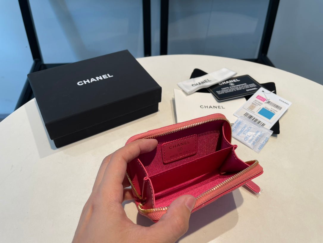 {Style No: 93M6YQFZ} CC ZIPPED COIN PURSE 11 RED PINK GRAINED CALFSKIN - Image 4