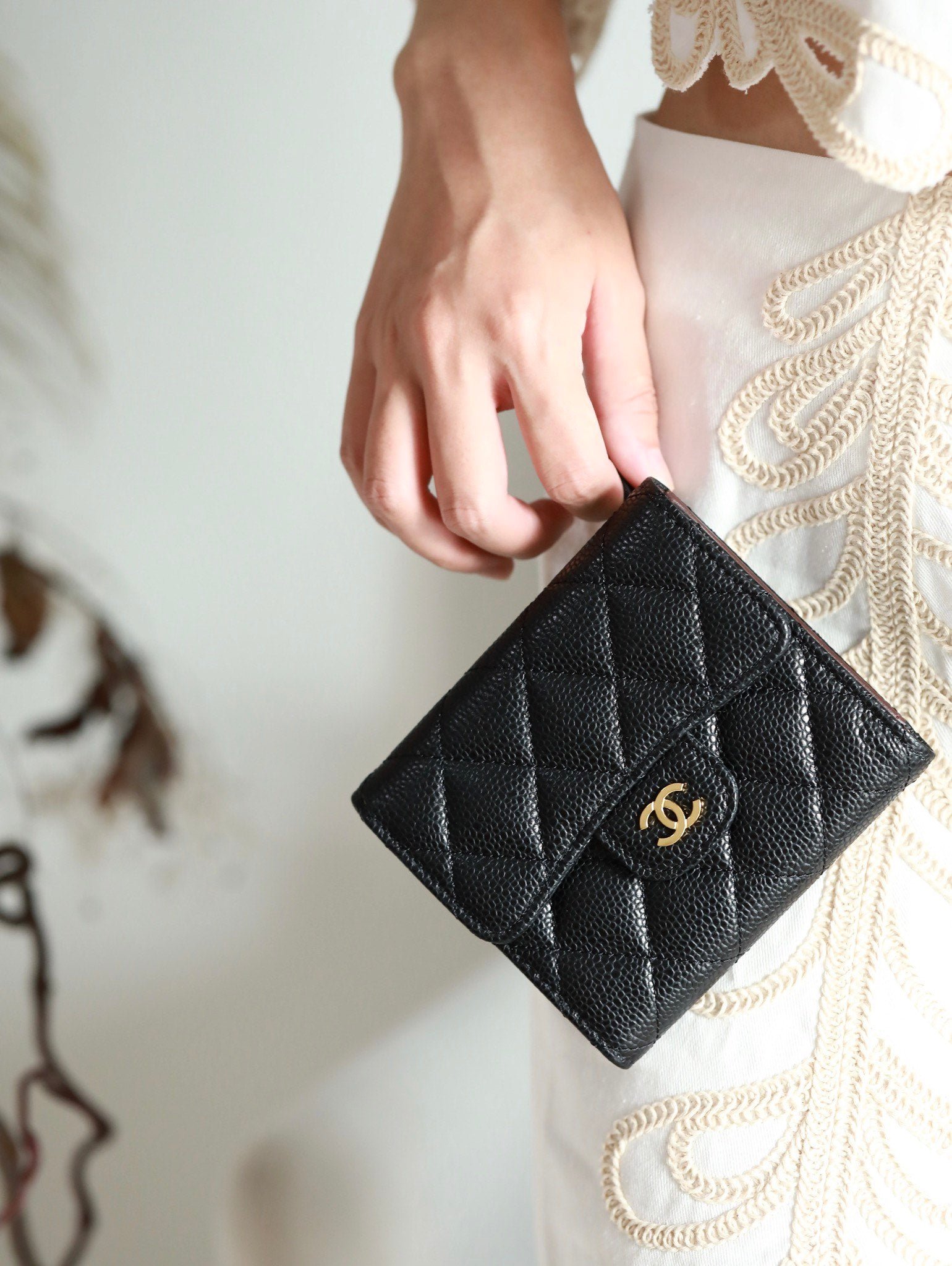 {Style No: NVT5LKJX} CC FLAP CARD HOLDER 11.5 BLACK GRAINED CALFSKIN GOLD ICON - Image 2