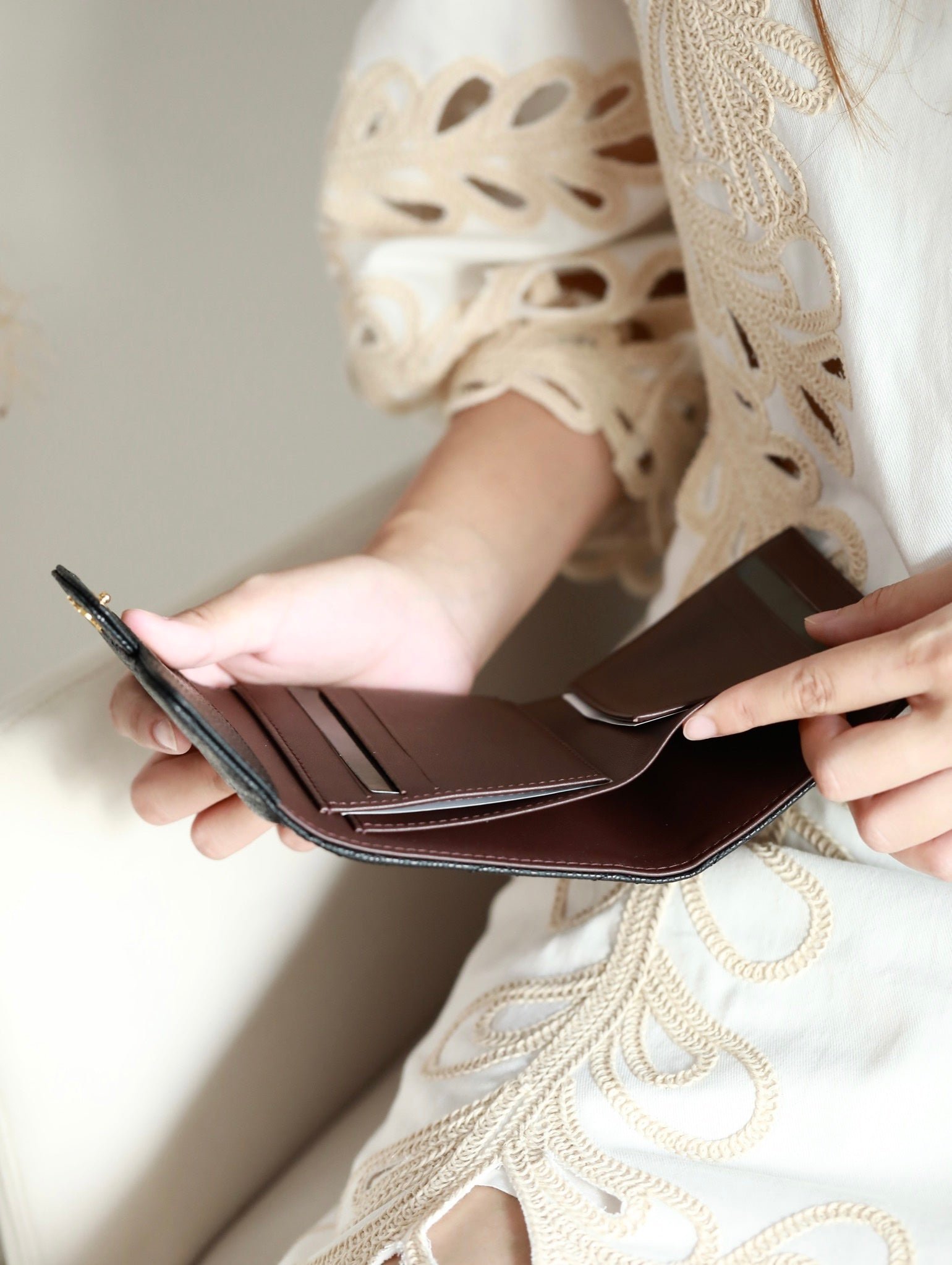 {Style No: NVT5LKJX} CC FLAP CARD HOLDER 11.5 BLACK GRAINED CALFSKIN GOLD ICON - Image 4