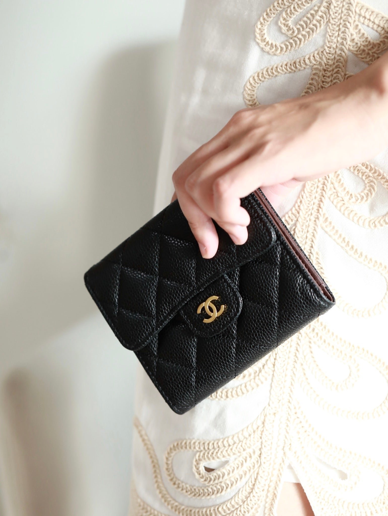 {Style No: NVT5LKJX} CC FLAP CARD HOLDER 11.5 BLACK GRAINED CALFSKIN GOLD ICON - Image 3