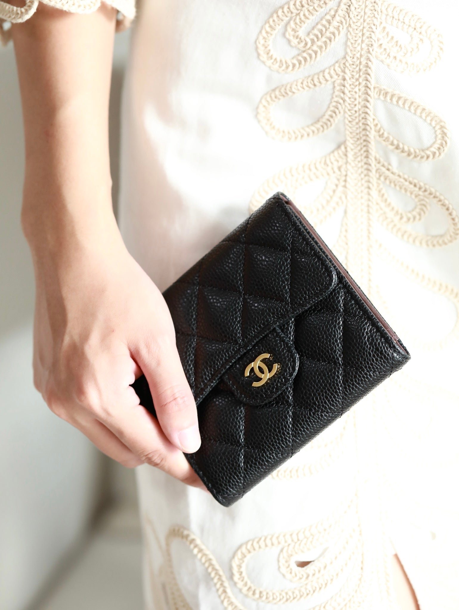{Style No: NVT5LKJX} CC FLAP CARD HOLDER 11.5 BLACK GRAINED CALFSKIN GOLD ICON - Image 5
