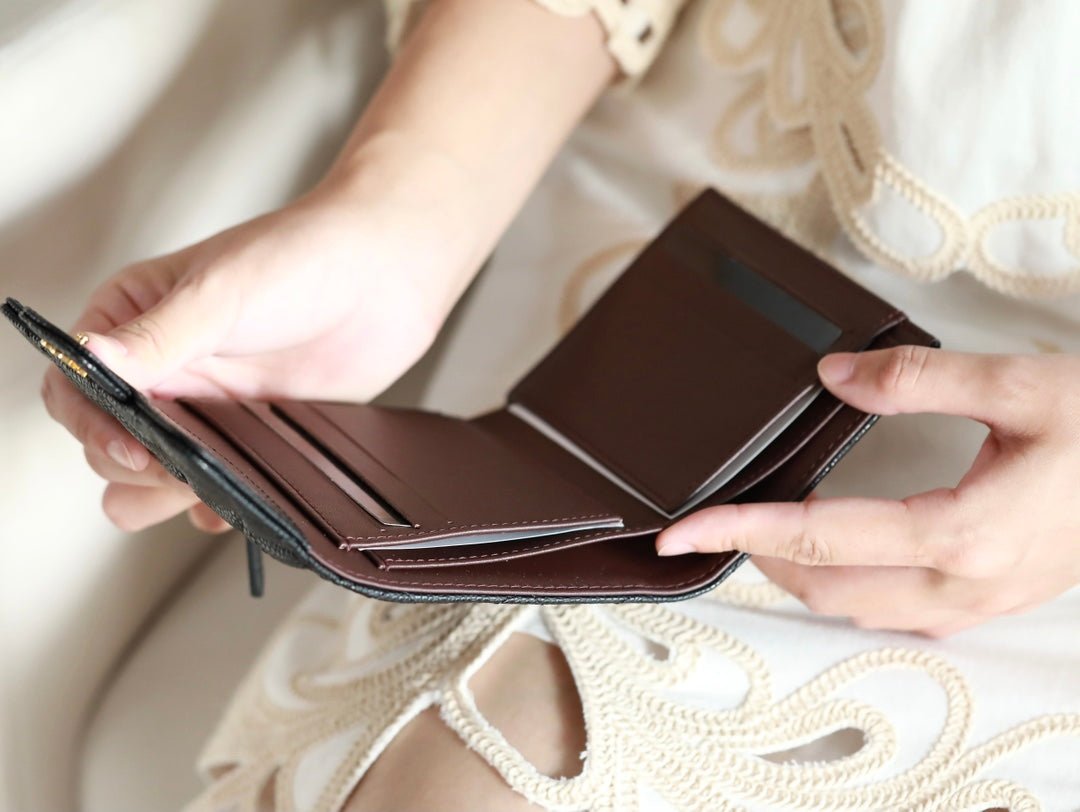 {Style No: NVT5LKJX} CC FLAP CARD HOLDER 11.5 BLACK GRAINED CALFSKIN GOLD ICON - Image 8