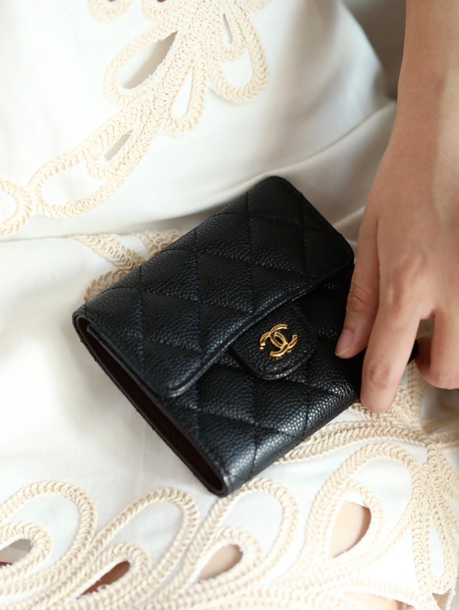 {Style No: NVT5LKJX} CC FLAP CARD HOLDER 11.5 BLACK GRAINED CALFSKIN GOLD ICON - Image 7