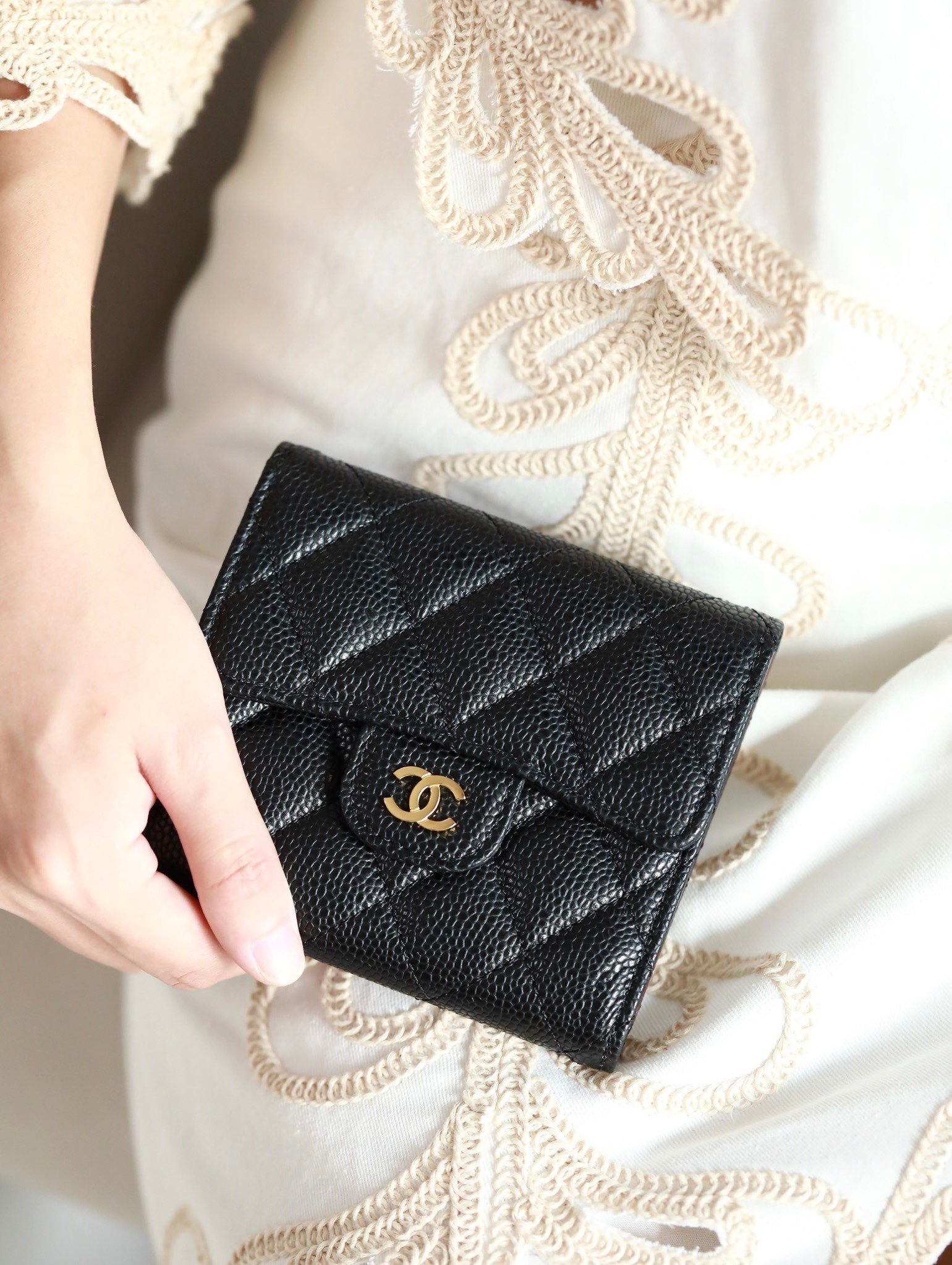 {Style No: NVT5LKJX} CC FLAP CARD HOLDER 11.5 BLACK GRAINED CALFSKIN GOLD ICON