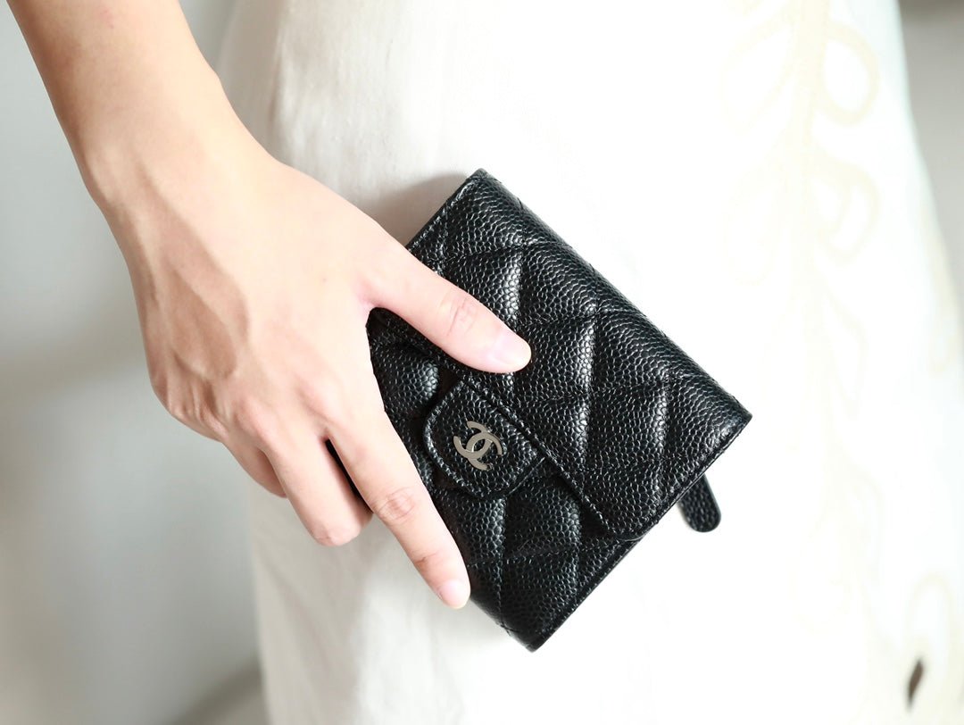 {Style No: 3JDMK5SW} CC FLAP CARD HOLDER 11.5 BLACK GRAINED CALFSKIN SILVER ICON - Image 3