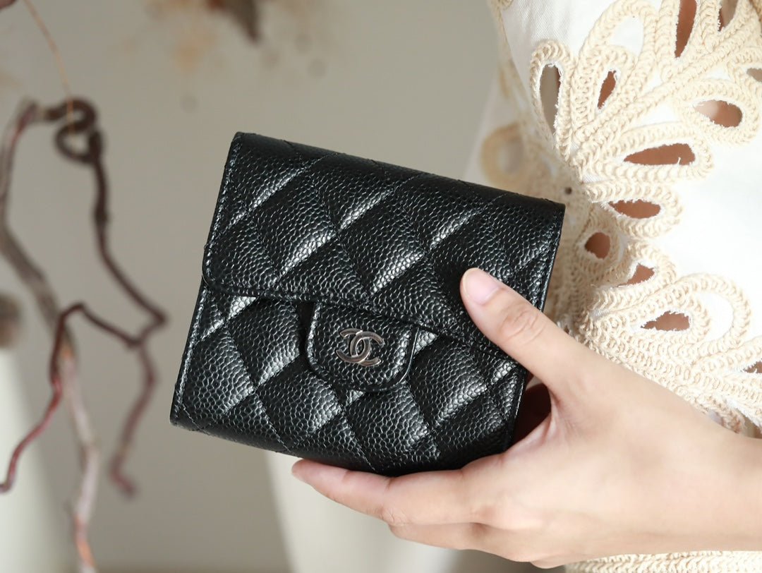 {Style No: 3JDMK5SW} CC FLAP CARD HOLDER 11.5 BLACK GRAINED CALFSKIN SILVER ICON - Image 4