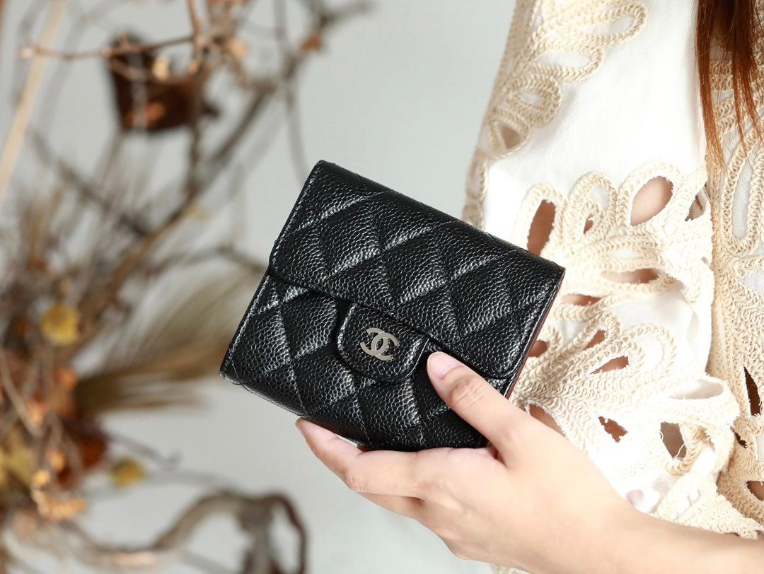 {Style No: 3JDMK5SW} CC FLAP CARD HOLDER 11.5 BLACK GRAINED CALFSKIN SILVER ICON - Image 5