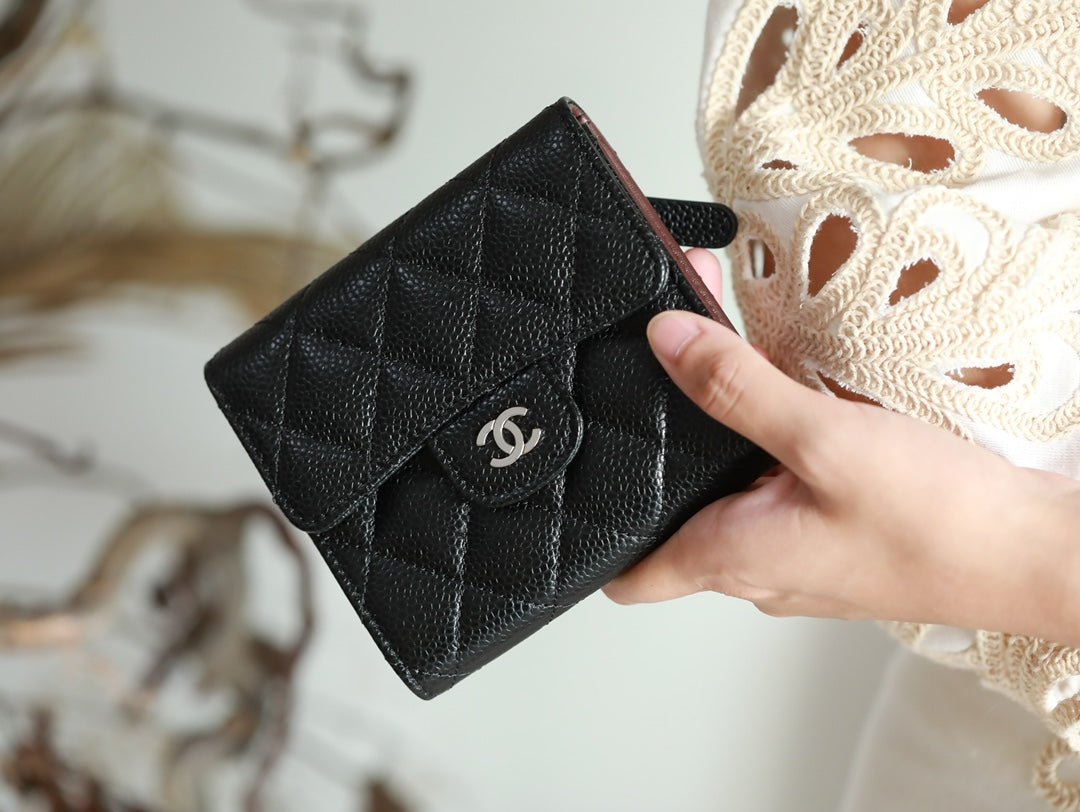 {Style No: 3JDMK5SW} CC FLAP CARD HOLDER 11.5 BLACK GRAINED CALFSKIN SILVER ICON - Image 2