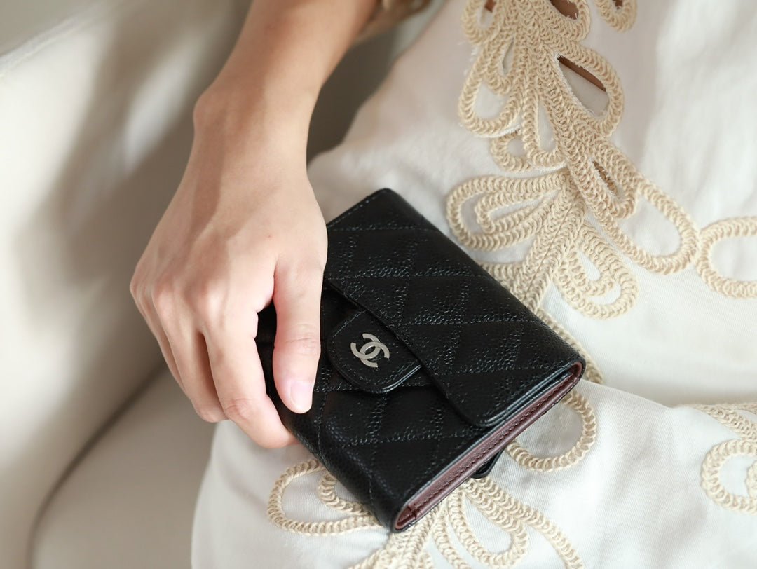 {Style No: 3JDMK5SW} CC FLAP CARD HOLDER 11.5 BLACK GRAINED CALFSKIN SILVER ICON - Image 6