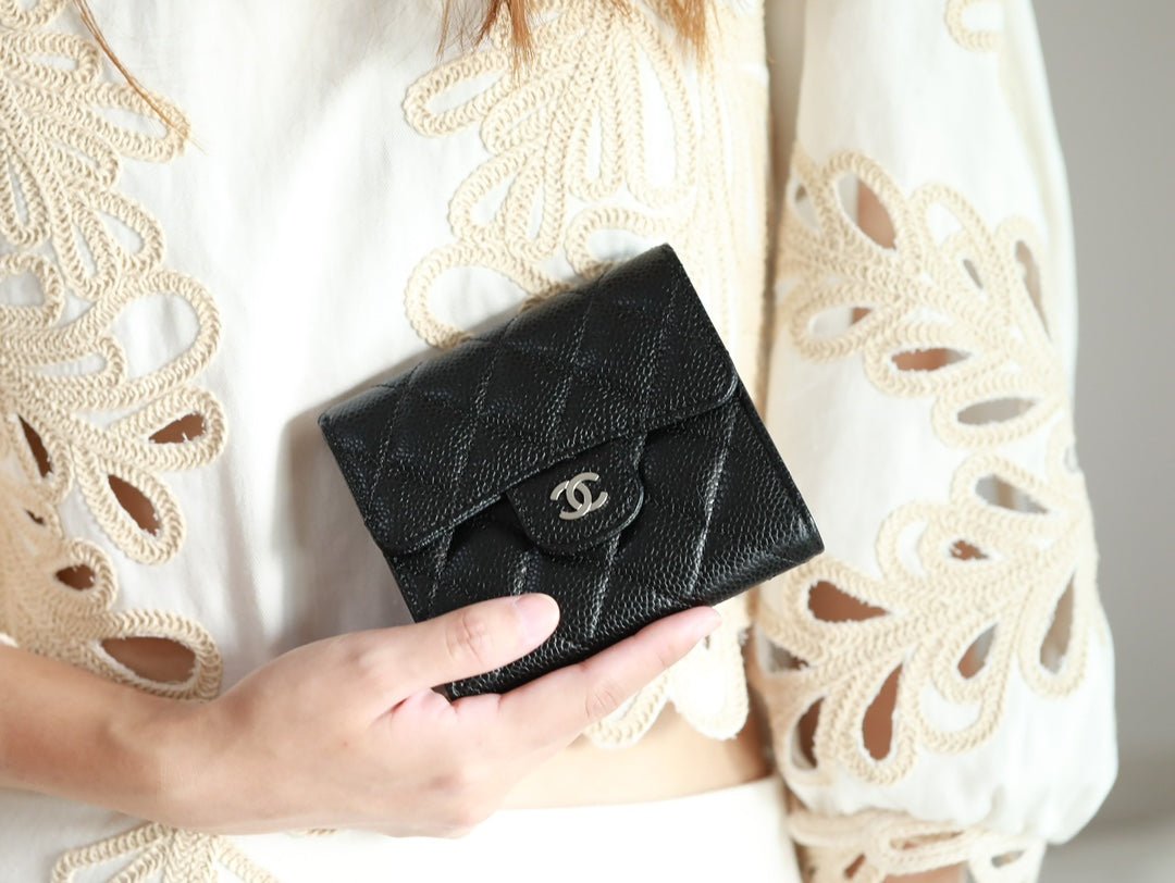{Style No: 3JDMK5SW} CC FLAP CARD HOLDER 11.5 BLACK GRAINED CALFSKIN SILVER ICON