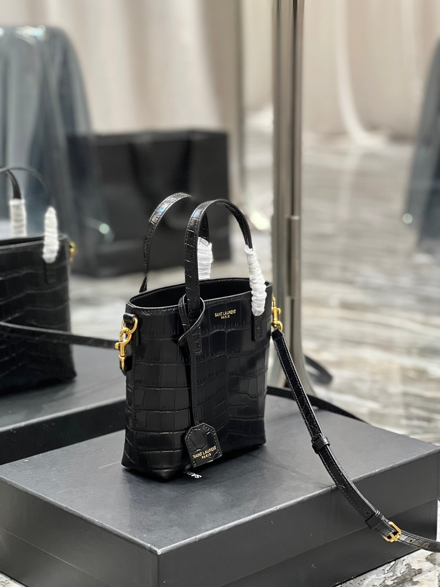 {Style No: SHF3QF66} MINI TOY SHOPPING 18 IN CROCODILE-EMBOSSED BLACK CALFSKIN - Image 6